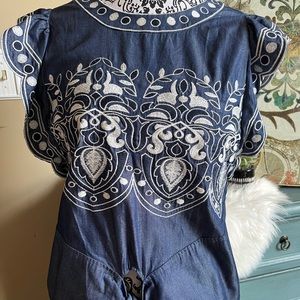 JOA LA TOP WITH EMBROIDERY AND TIES IN FRONT SUPER CUTE